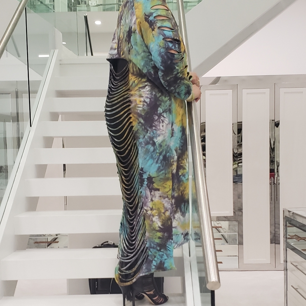 What a show stopper dress. - Picture 3 of 6